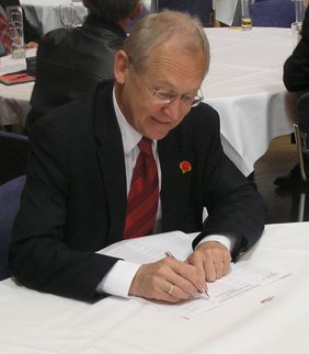 Dr. Ivo Holzinger unterschrieb als erster Memminger das vom DGB gestartete Volksbegehren zur Einführung eines generellen Mindestlohnes