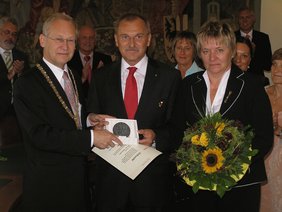 "Kinderfestvater" Werner Habereder erhielt das Stadtsiegel. Hier zusammen mit Ehefrau Hannelore und Oberbürgermeister Dr. Ivo Holzinger.
