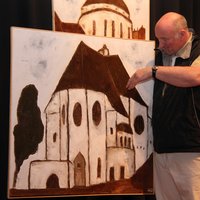 Künstler Dettmar mit dem Bild der Memminger Synagoge