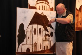 Künstler Dettmar mit dem Bild der Memminger Synagoge