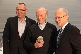 Werner Krafft erhält den Ehrenbecher der Stadt
