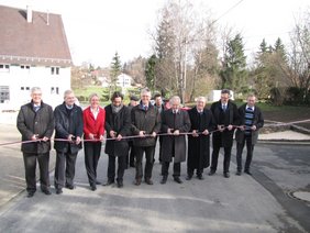 Mit dem Durchschneiden des Bandes wurde der Buxacher Dorfplatz offiziell für den Verkehr freigegeben