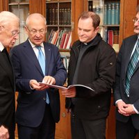 Im Amtszimmer des Oberbürgermeisters werden die neuen Publikationen präsentiert