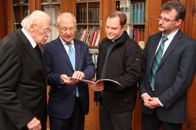 Im Amtszimmer des Oberbürgermeisters werden die neuen Publikationen präsentiert