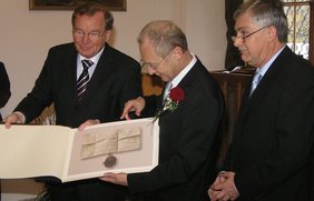 Bei der Übbereichung des Zunftbriefes.