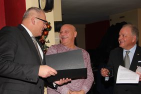 Antonino Tortorici hält seine Jahresschluss-Rede. Mehmet Yildirim und OB Manfred Schilder hören ihm aufmerksam zu.