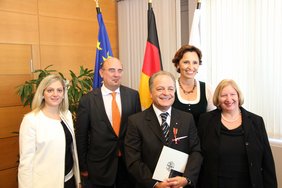 Nach der Verleihung des Ordens im Sozialministerium von links: Tochter Letizia, der italienische Generalkonsul, Tortorici, Haderthauer und Ehefrau Silvana