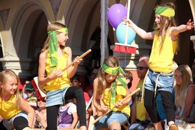 Kinder „rocken“ auf der Bühne