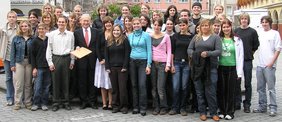 Die Jugendlichen mit dem Oberbürgermeister auf dem Marktplatz.