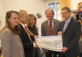 Oberbürgermeister Dr. Holzinger nimmt in den Räumen des Schulkindergartens den Scheck entgegen