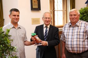 Als Gastgeschenk wird Oberbürgermeister Dr. Holzinger ein Kräuterlikör überreicht