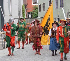 Die Landsknechte ziehen vor das Rathaus