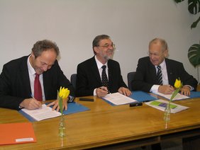 Die Vertragsunterzeichnung in den Räumen des alten Landratsamtes in der Memminger Herrenstraße.