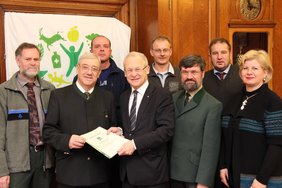 Die Urkunde wurde im Amtszimmer des Oberbürgermeisters übergeben.