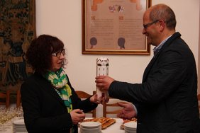 Otto Birk überreichte Bürgermeisterin Böckh eine süße Überraschung