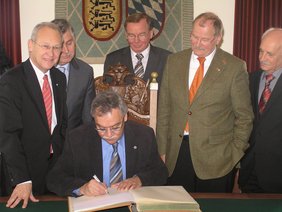 Im Anschluss an das Expertenforum wurde Minister Bruch im Rathausempfangen und trug sich in das Goldene Buch der Stadt ein.