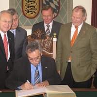 Im Anschluss an das Expertenforum wurde Minister Bruch im Rathausempfangen und trug sich in das Goldene Buch der Stadt ein.