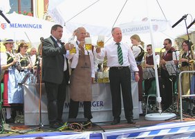 Der Vorsitzende der Werbegemeinschaft "Junge Altstadt" Hermann Zelt, Oberbürgermeister Dr. Ivo Holzinger und Jochen Kesselschläger auf der Bühne.
