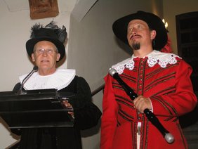 OB Holzinger und Wallenstein in der Rathaushalle.