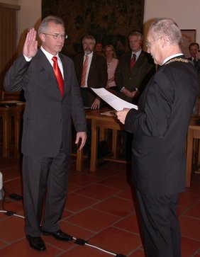 Wachter beim Ableisten des Eides