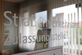 Glastür mit der Aufschrift: "Straßenverkehrsamt, Zulassungsstelle"