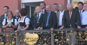 Oberbürgermeister Dr. Ivo Holzinger und die Ehrengäste auf dem Balkon der Großzunft