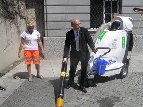 Oberbürgermeister Dr. Ivo Holzinger und Elisabth Böckler mit dem neuen Stadtmüllsauger im Einsatz.