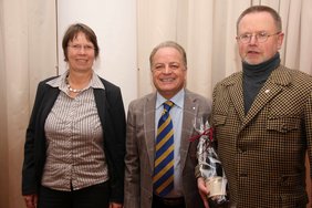 Dr. Susanne Rodemeier, Vorsitzender Comm. Antonino Tortorici und Helmut Lauber bei der Übergabe der Flasche Wein