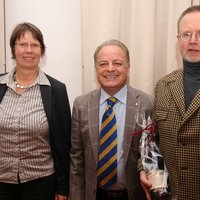 Dr. Susanne Rodemeier, Vorsitzender Comm. Antonino Tortorici und Helmut Lauber bei der Übergabe der Flasche Wein