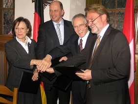 „Beispielhaft für andere europäische Projekte“ - Nach der Vertragsunterzeichnung (v.l.n.r.): Die Bayerische Wirtschaftsminsterin Emilia Müller, Bundesverkehrsminister Wolfgang Tiefensee, der Schweizer Bundesrat Moritz Leuenberger und Dr. Volker Kef