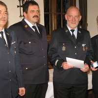 Mit der Verleihung gratulierten OB Dr. Holzinger, der Stadtbrandrat und der Stadtbrandinspektor dem Jubilar.