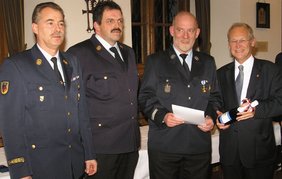 Mit der Verleihung gratulierten OB Dr. Holzinger, der Stadtbrandrat und der Stadtbrandinspektor dem Jubilar.