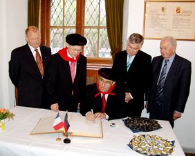 Delegation aus Auch beim Eintrag ins Goldene Buch