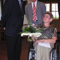 OB überreichte Dintel einen Blumenstrauß zur Bestellung als Behindertenbeauftragten