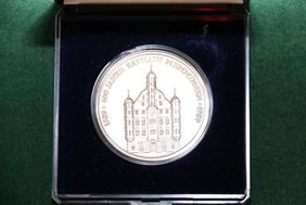 Auf der silbernen Medaille ist mittig die Fassade des Rathauses abgebildet, den Rand entlang verläuft kreisförmig die Aufschrift "1589 * 400 Jahre Rathaus Memmingen * 1989"