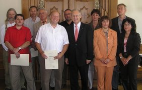 Oberbürgermeister Dr. Holzinger, zusammen mit den 10-Jubilaren.Bilder Pressestelle der Stadt Memmingen.