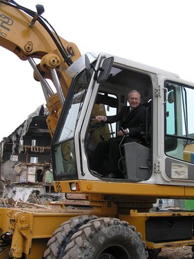 Der OB im Führerhaus des Radbaggers