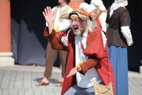 Arlecchino alias Dr. Klaus Rüßmann zog das Publikum in seinen Bann Oberbürgermeister Dr. Ivo Holzinger und Oberbürgermeister Christian Ude