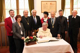 Beim Eintrag in das Goldene Buch