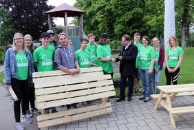 Gruppenbild mit Kinderbank aus Holz