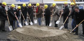 Die Spatenstichgäste bei der Arbeit.