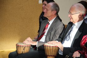 Manfred Mäuerle und OB Dr. Ivo Holzinger mit Trommeln