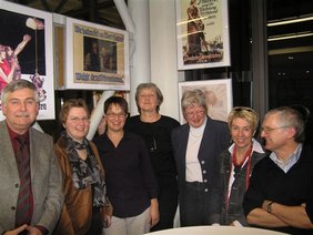 Vor "historischen Wahlplakaten" stellten sich die Verantwortlichen zusammen mit Bürgermeister Ferk dem Fotografen