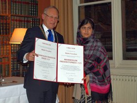 Malala und OB Dr. Holzinger präsentieren die Urkunde