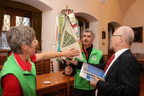 Oberbürgermeister Dr. Holzinger schaut sich den Wanderwimpel an