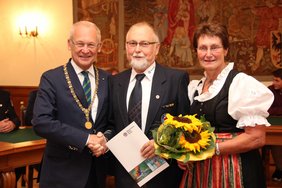 OB Dr. Holzinger gratuliert Johann Güthler zusammen mit Ehefrau Luitgart Güthler.