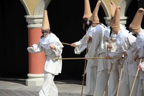Stelzenläufer auf dem Marktplatz