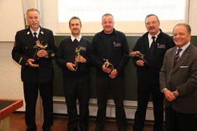 Die Organisatoren erhielten eine Flasche Wein im Lehrsaal überreicht