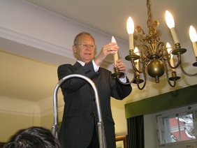 Oberbürgermeister Dr. Ivo Holzinger beim Hineindrehen der neuen Energiesparlampen in seinem Amtszimmer.. Foto: Pressestelle Stadt Memmingen.