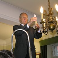 Oberbürgermeister Dr. Ivo Holzinger beim Hineindrehen der neuen Energiesparlampen in seinem Amtszimmer.. Foto: Pressestelle Stadt Memmingen.